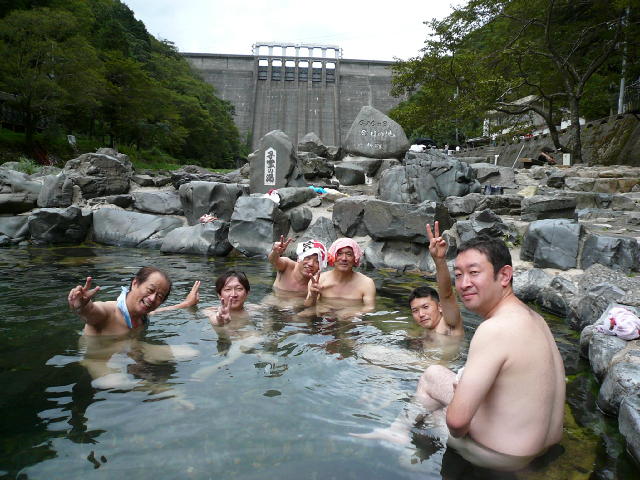 砂場 ダム下で 混浴露天風呂